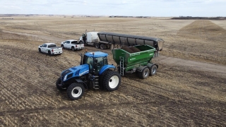 Great to kick off the 2023 growing season near Linden, AB with longtime client @aberhartag their flagship product is Bio-Sul a combination of sulphur ( byproduct of the mining industry ) and compost ( sourced from food waste in cities ) that is spread in the spring or fall every 3-5 years.